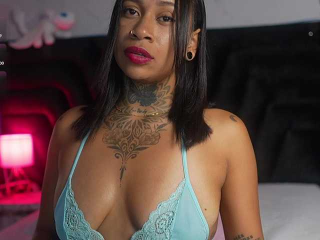 hollyvega live cam on BongaCams