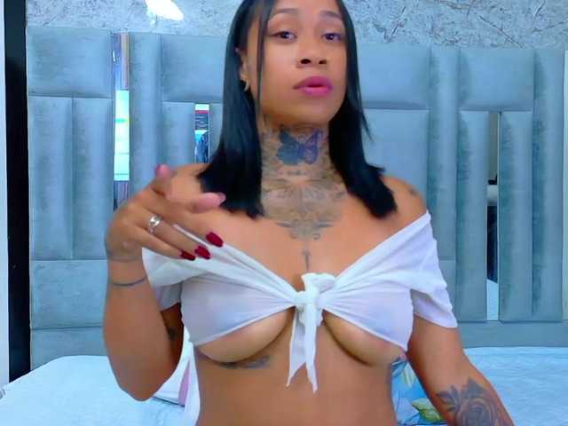 hollyvega live cam on BongaCams