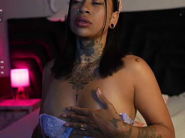 hollyvega live cam on BongaCams