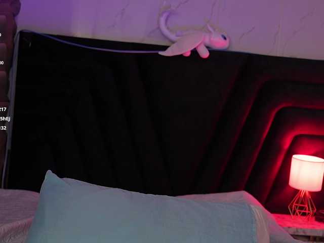 hollyvega — live female cam