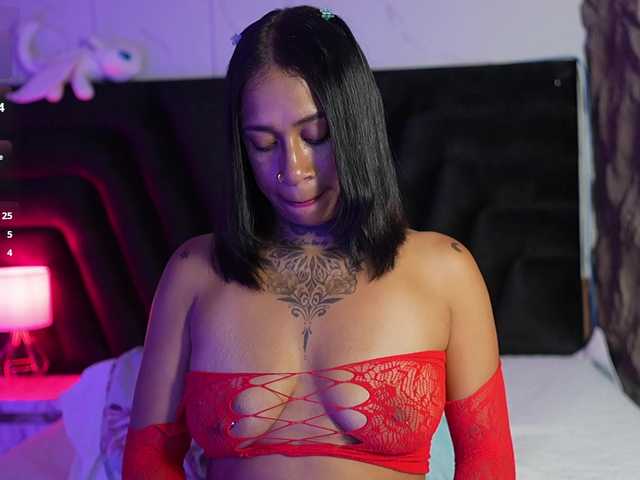 hollyvega live cam on BongaCams