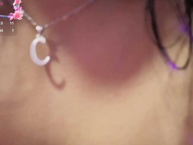 ZURY-TAY live cam on UnifiedCams