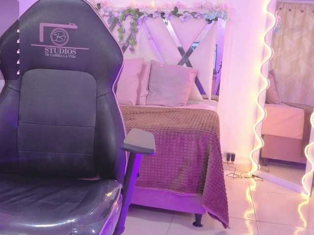 ZURY-TAY live cam on BongaCams