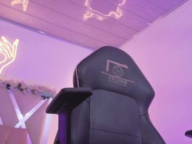 ZURY-TAY live cam on BongaCams