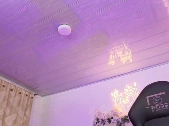 ZURY-TAY live cam on BongaCams