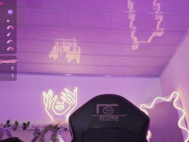 ZURY-TAY live cam on BongaCams