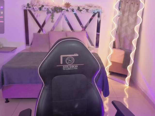 ZURY-TAY live webcam show