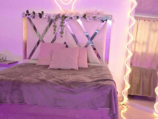 ZURY-TAY live cam on BongaCams