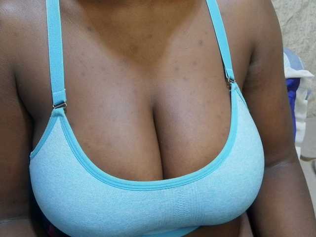 pretty-lioness live cam on BongaCams