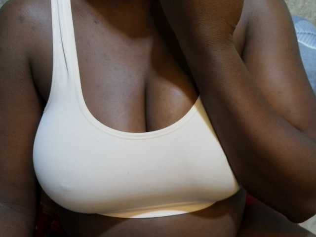pretty-lioness live cam on BongaCams