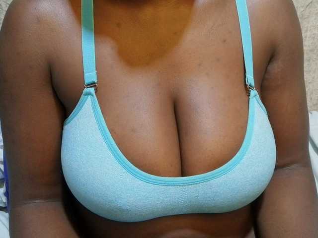 pretty-lioness live cam on BongaCams