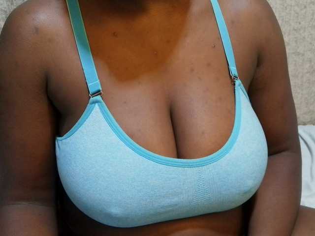 pretty-lioness live cam on BongaCams