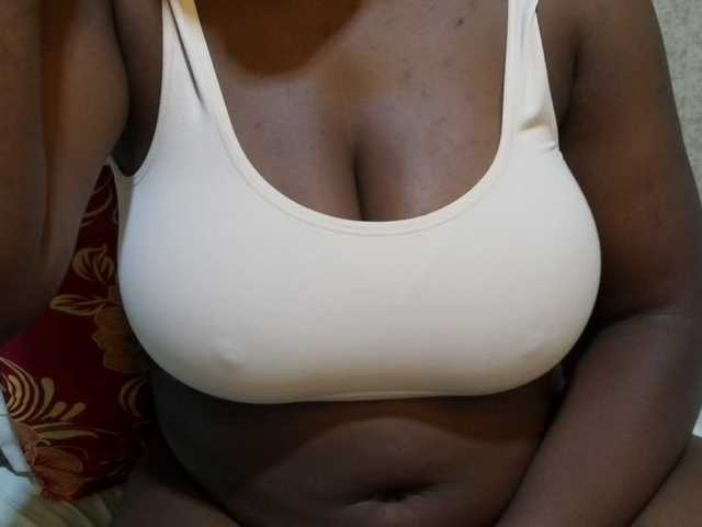 pretty-lioness live cam on BongaCams