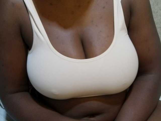 pretty-lioness live cam on BongaCams
