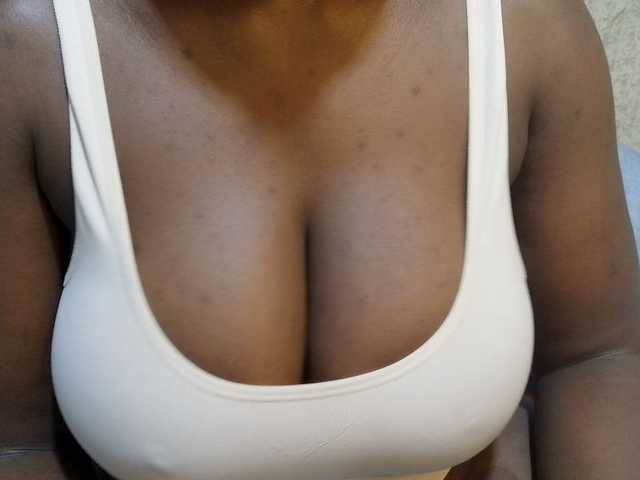 pretty-lioness live cam on BongaCams