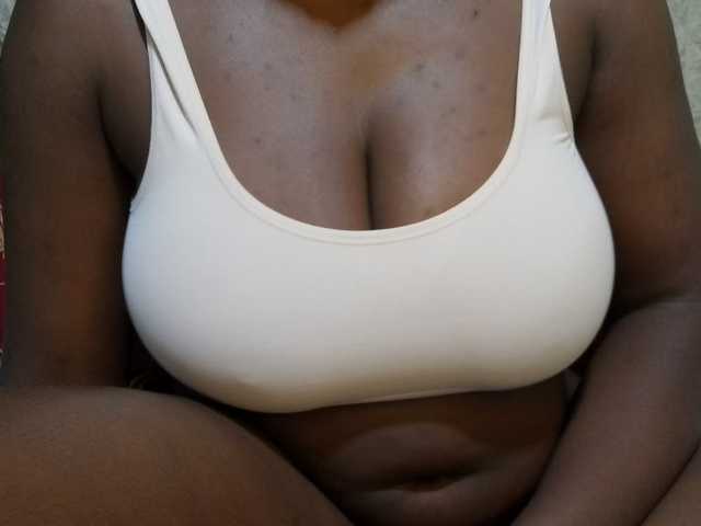 pretty-lioness live cam on BongaCams
