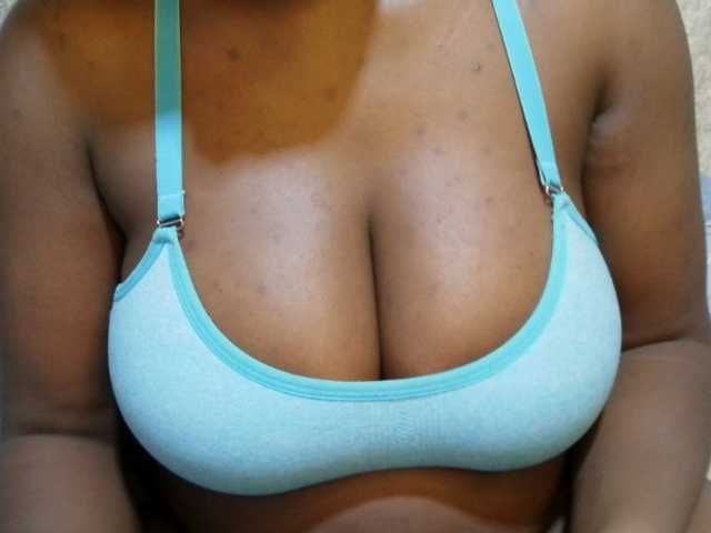 pretty-lioness live cam on BongaCams
