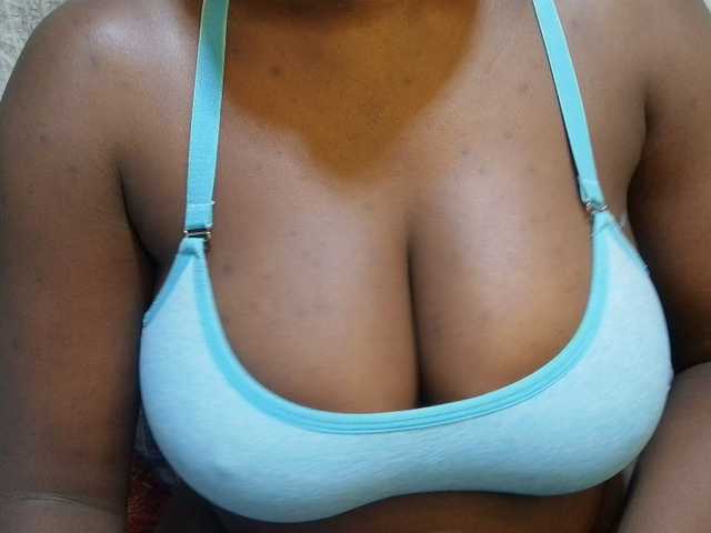 pretty-lioness live cam on BongaCams
