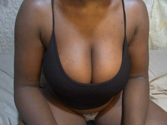 pretty-lioness live cam on BongaCams