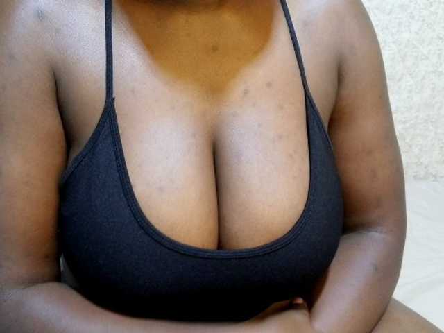 pretty-lioness live cam on BongaCams