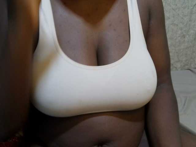 pretty-lioness live cam on BongaCams
