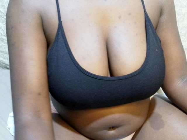 pretty-lioness live cam on BongaCams