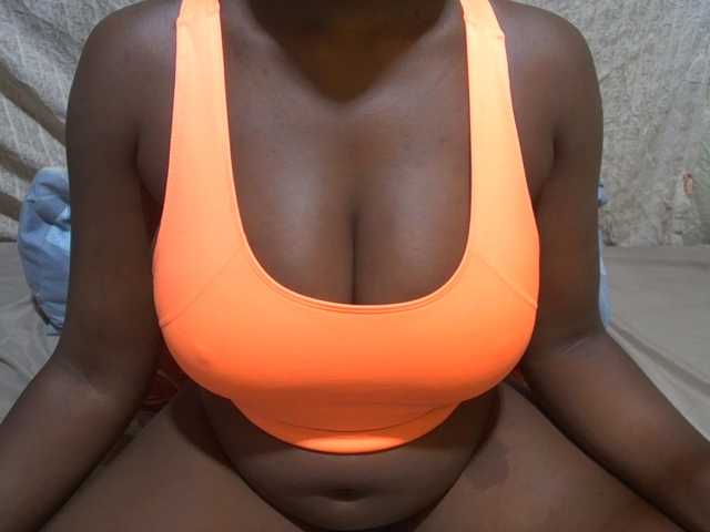 pretty-lioness live cam on BongaCams