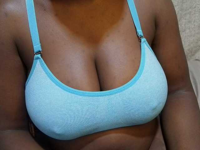 pretty-lioness live cam on BongaCams