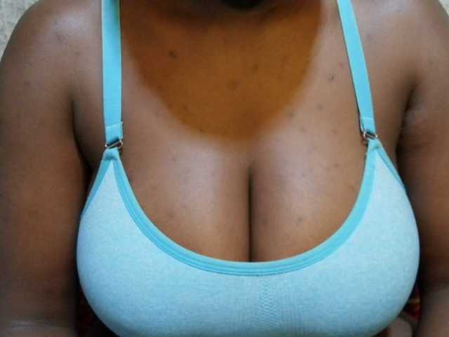 pretty-lioness live cam on BongaCams