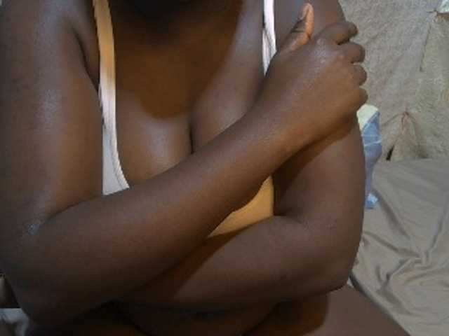 pretty-lioness live cam on BongaCams