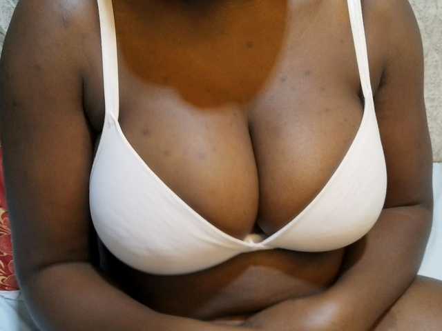 pretty-lioness live cam on BongaCams