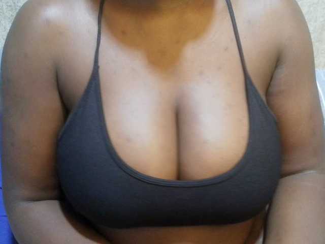 pretty-lioness live cam on BongaCams