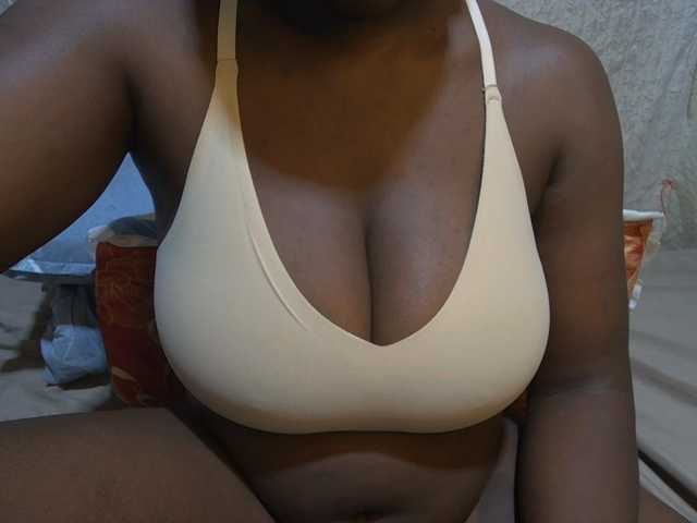 pretty-lioness live cam on BongaCams