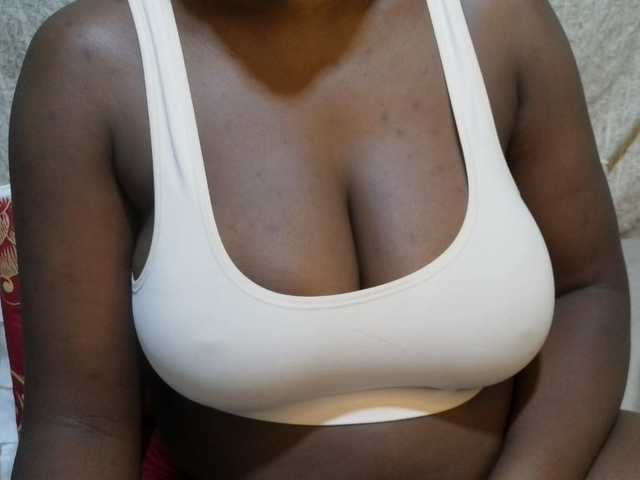 pretty-lioness live cam on BongaCams