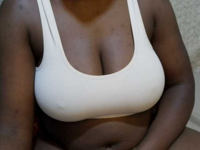 pretty-lioness live cam on BongaCams