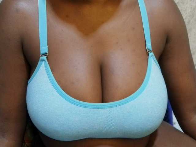pretty-lioness live cam on BongaCams