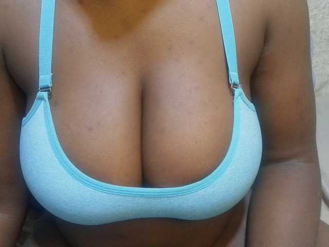 pretty-lioness live cam on BongaCams
