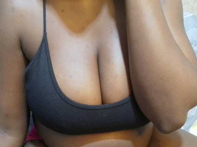 pretty-lioness live cam on BongaCams