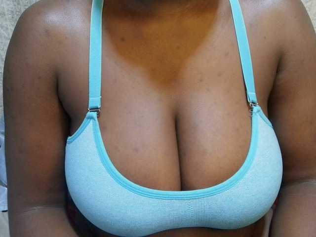 pretty-lioness live cam on BongaCams