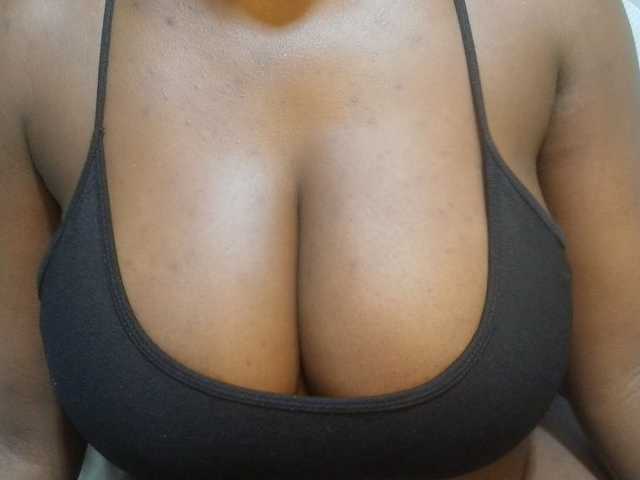 pretty-lioness live cam on BongaCams