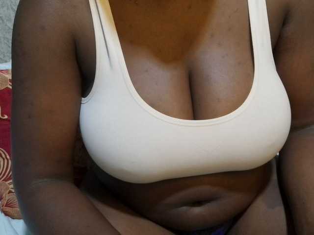 pretty-lioness live cam on BongaCams