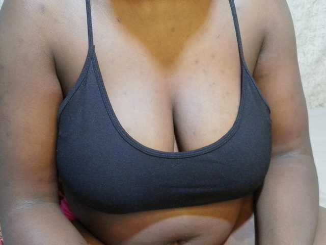 pretty-lioness live cam on BongaCams