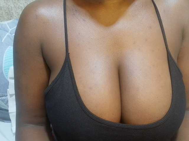 pretty-lioness live cam on BongaCams