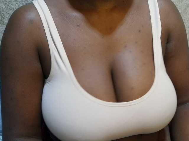 pretty-lioness live cam on BongaCams