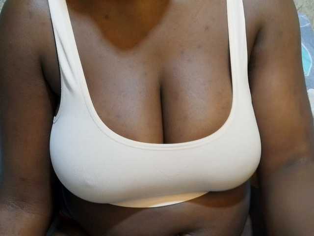 pretty-lioness live cam on BongaCams