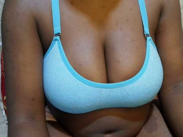 pretty-lioness live cam on BongaCams
