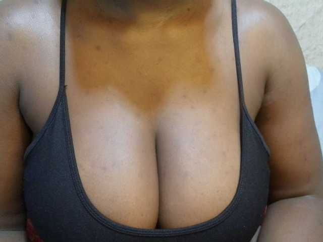 pretty-lioness live cam on BongaCams