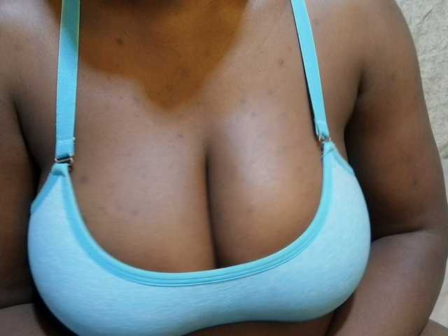 pretty-lioness live cam on BongaCams