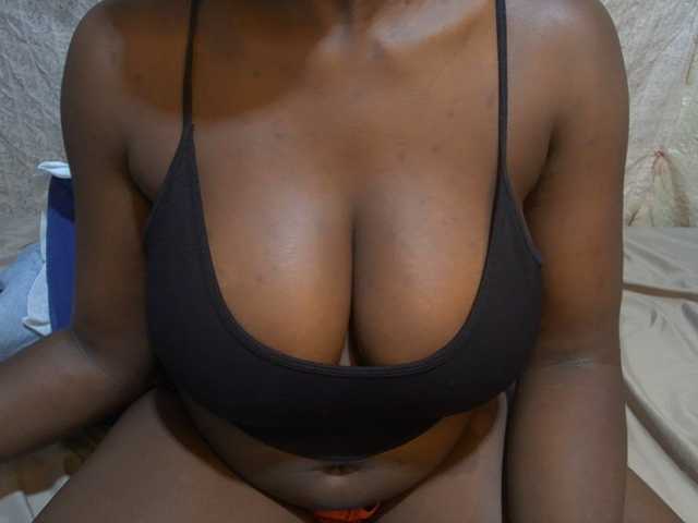 pretty-lioness live cam on BongaCams
