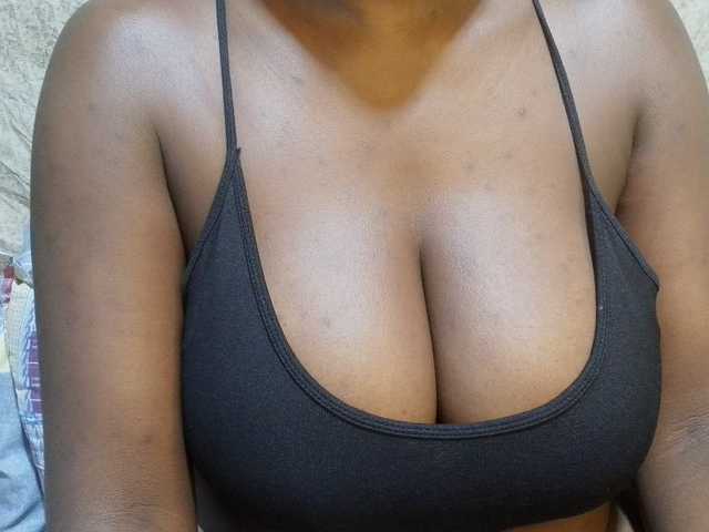 pretty-lioness live cam on BongaCams